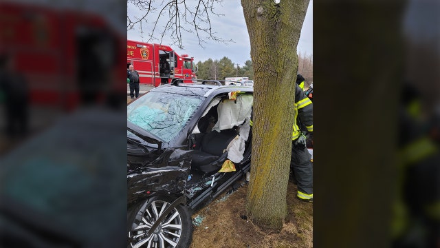 Cedarburg crash, injured occupant extricated