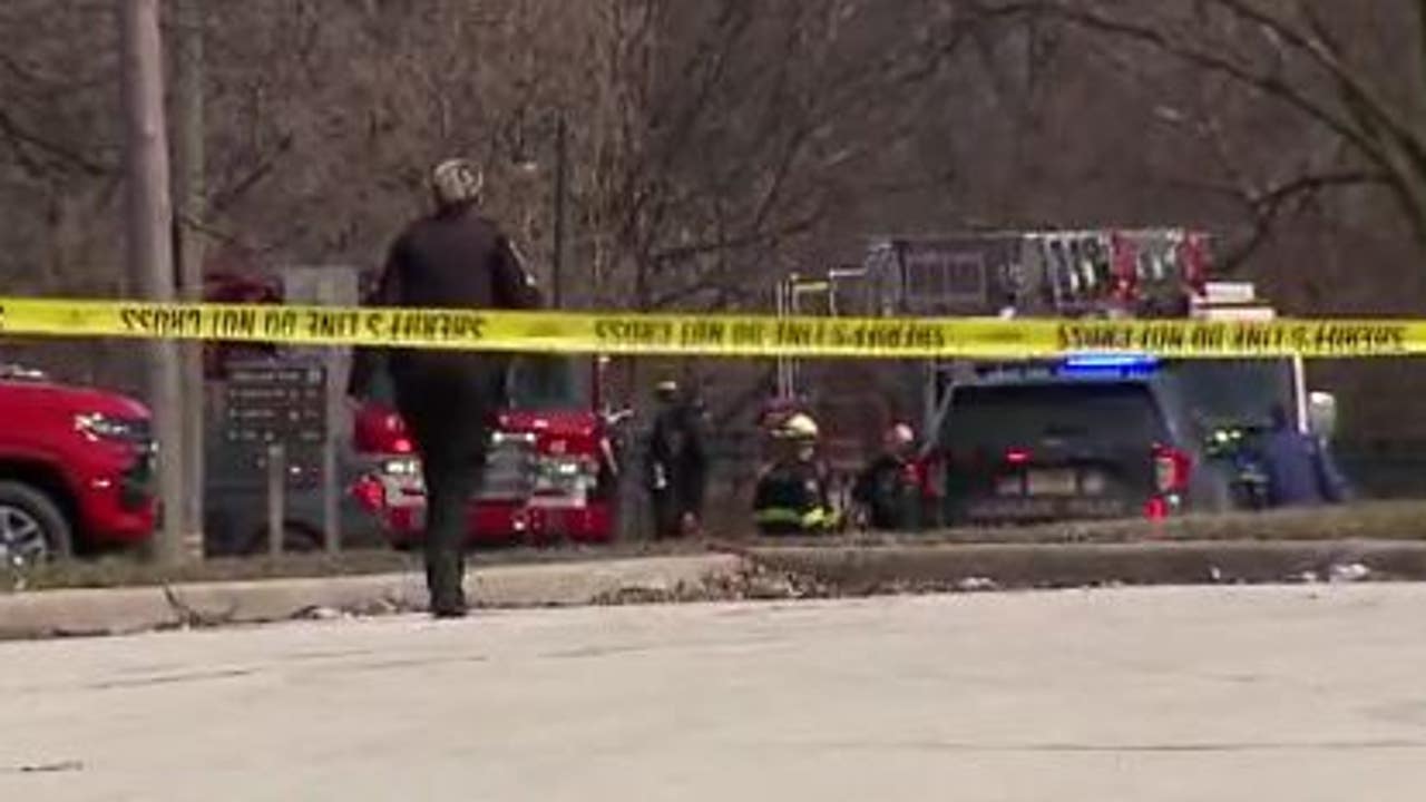 Car in Milwaukee River, life-threatening injuries, 3 officers transported - Vimarsana News