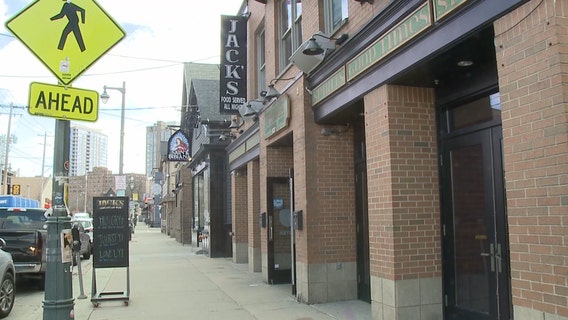 Yelich pays Brewers fans' bar tab on Brady Street