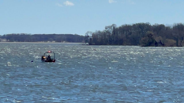 Fox Lake water rescue, man missing