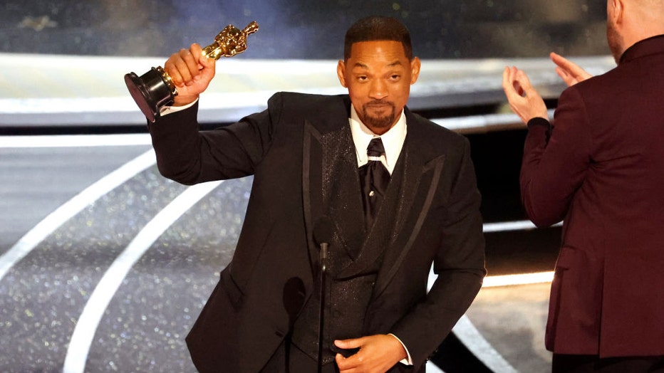 Will-Smith-holds-Oscar-trophy.jpg