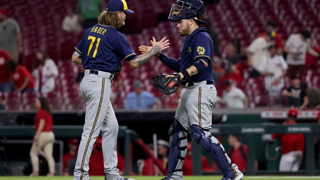 Hader gets 500th K, Brewers stop Reds