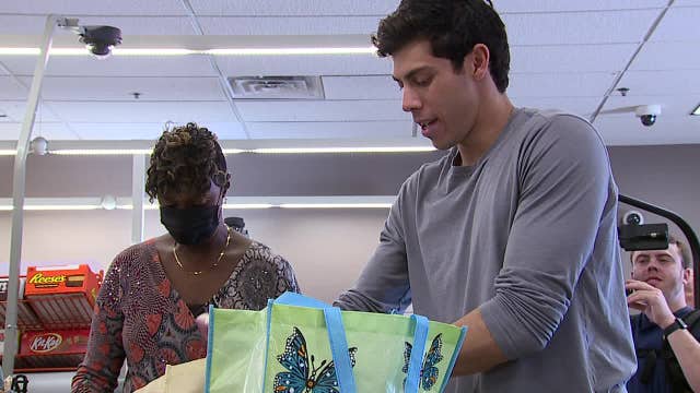 Brewers #KindnessInMKE event; Christian Yelich bags groceries