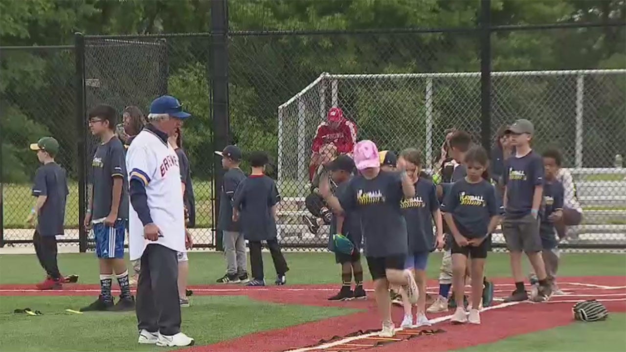 Brewers players Narváez, Urías visit health clinic to promote