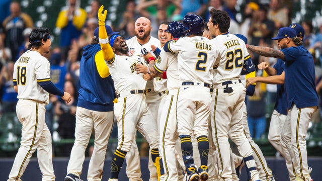 Brewers rally, stun Padres 5-4
