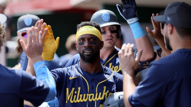 Brewers sweep Reds, 4th-straight win