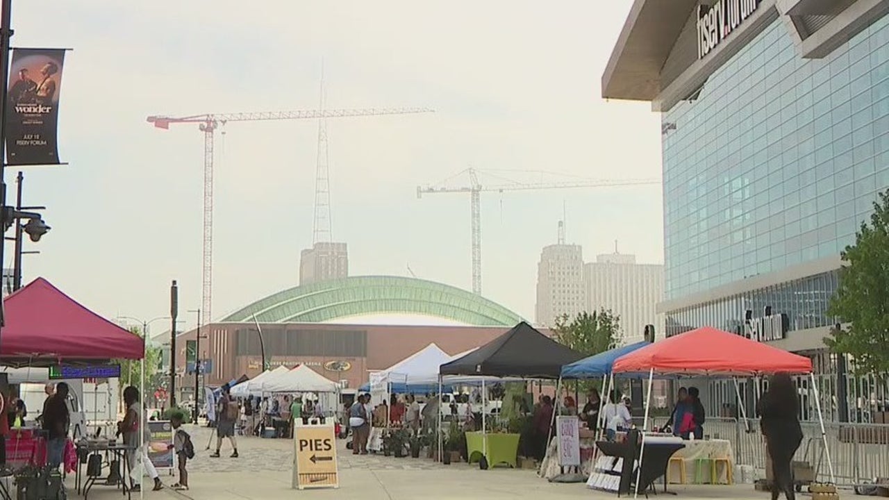 Milwaukee Deer District Market back for 2nd year