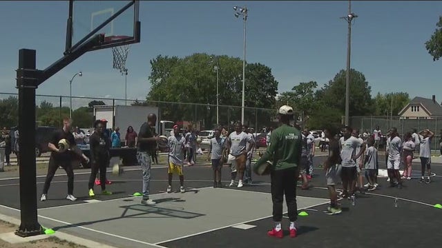 Bucks host Sherman Park basketball clinic for kids