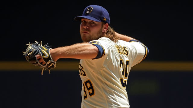 Brewers fall to Cubs; Hader blows save in series-deciding finale