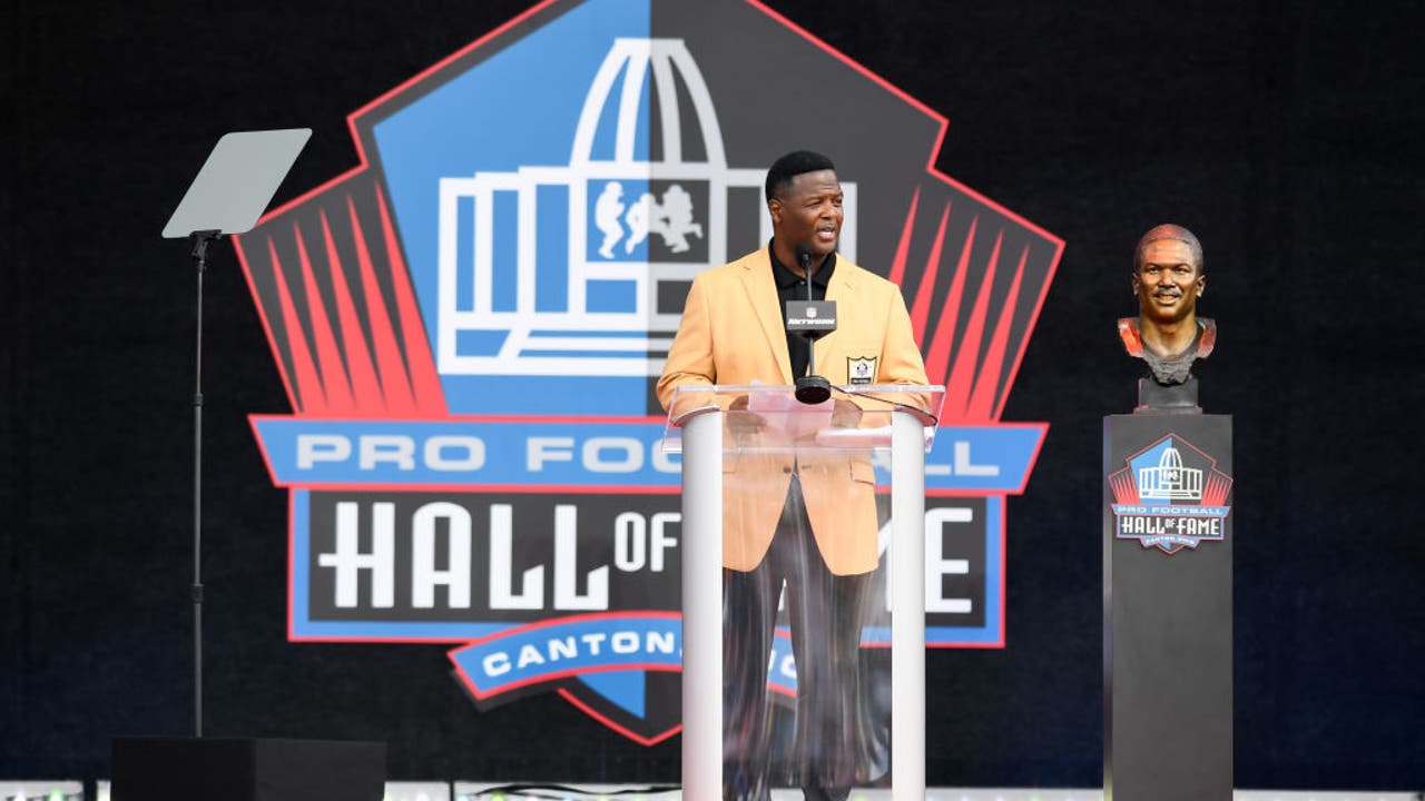 LeRoy Butler thanks fans during Pro Football Hall of Fame induction