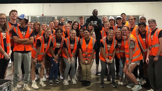 Bobby Portis surprises Feeding America staff, volunteers