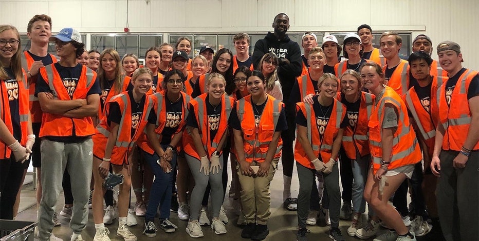 Bobby Portis surprises Feeding America staff, volunteers