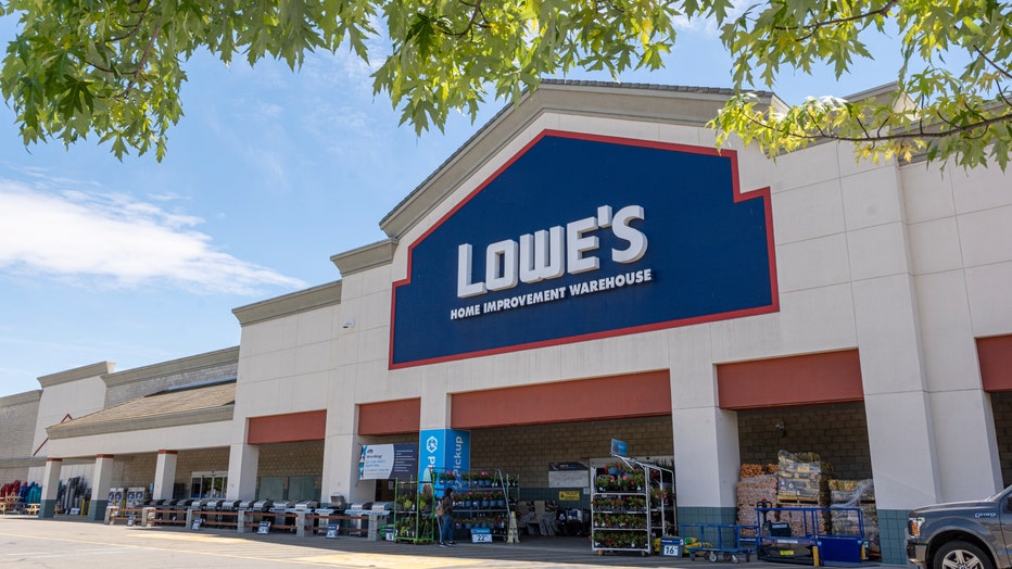 A Lowe's Store Ahead Of Earnings Figures