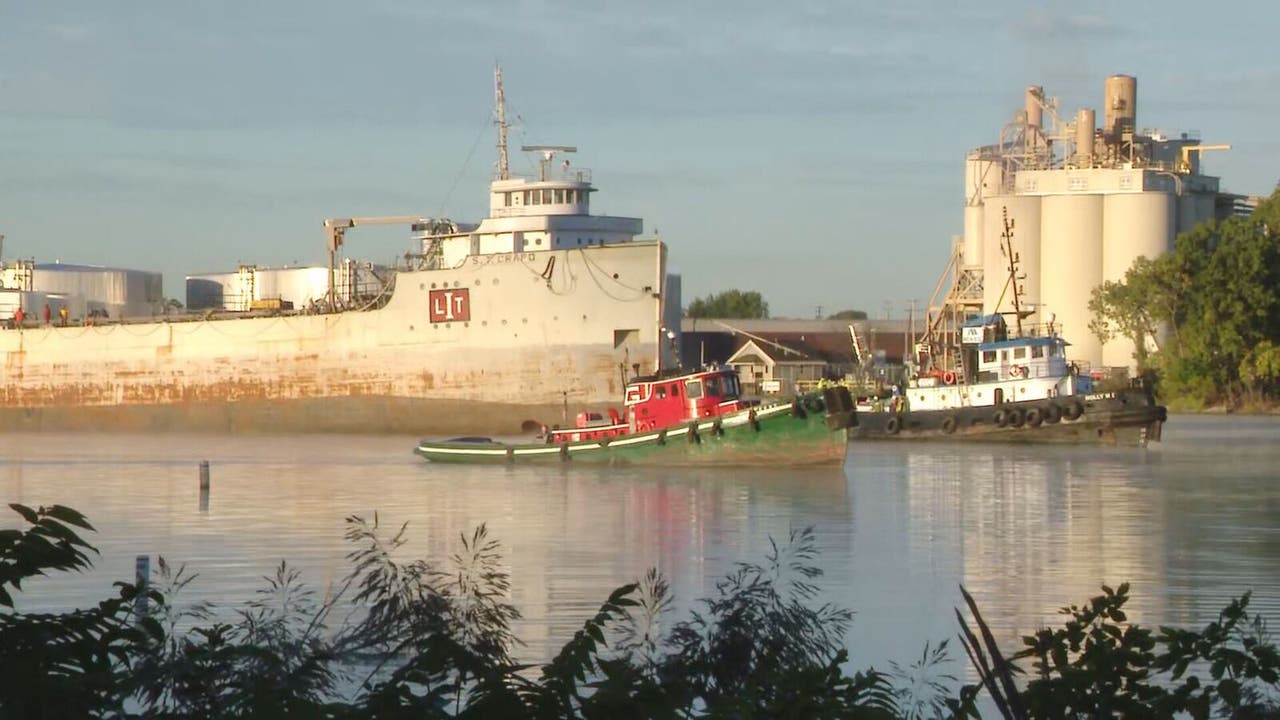 Great Lakes ship 100+ years old tugged out of Green Bay to be scrapped - Vimarsana News