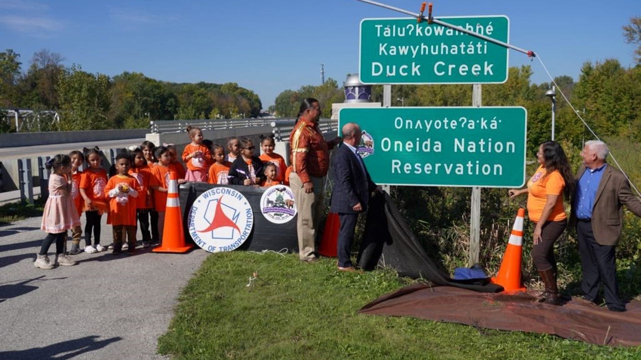 Dual-language highway signs unveiled by Oneida Nation, WisDOT