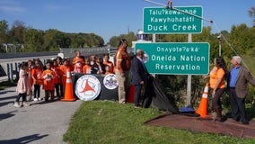 Dual-language highway signs unveiled by Oneida Nation, WisDOT