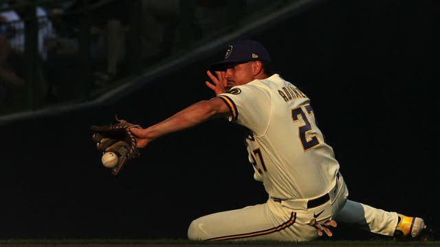 Brewers top Giants 2-1 to open doubleheader