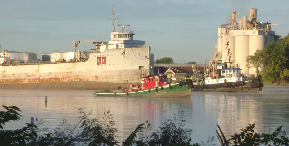 Great Lakes ship 100+ years old tugged out of Green Bay to be scrapped