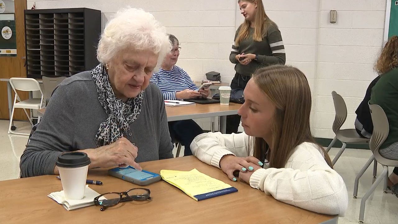 Cours de technologie ; Les rôles étaient inversés quand les élèves enseignaient aux seniors