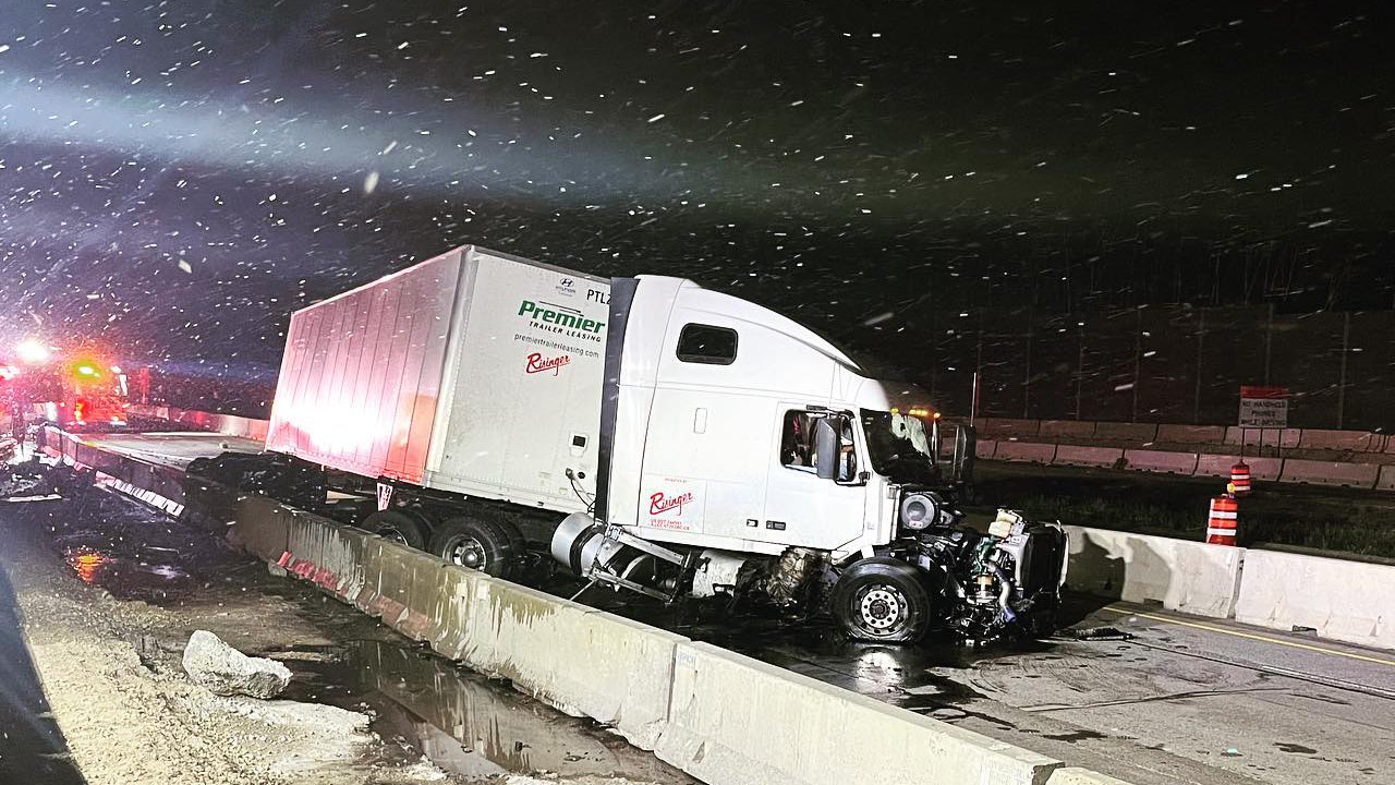 Semi crash closes I 43 NB in Mequon near Highland