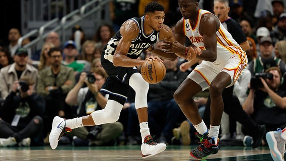 Giannis gifts 'Zoom Freak' shoes to Bucks teammates, staff