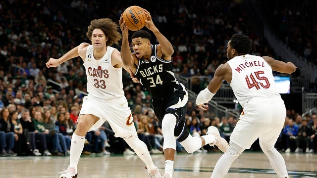 Bucks clobber Cavaliers, Giannis Antetokounmpo scores 38