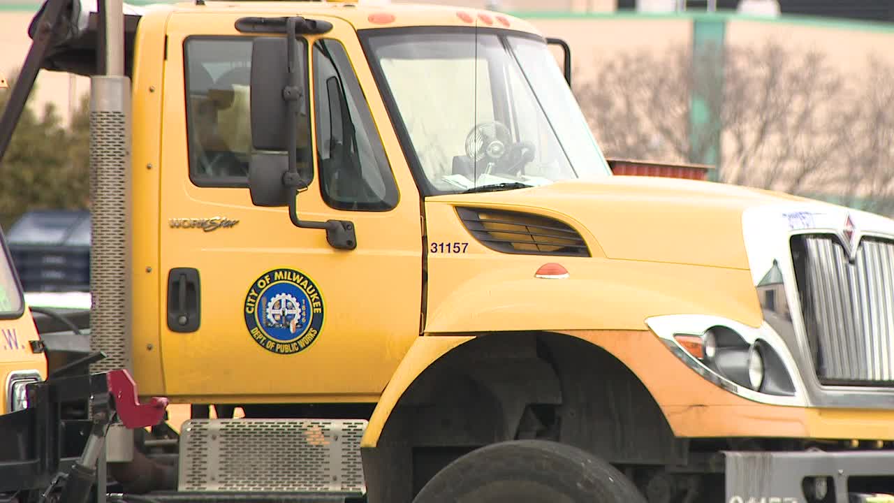 Milwaukee DPW treating roads ahead of winter storm - Vimarsana News