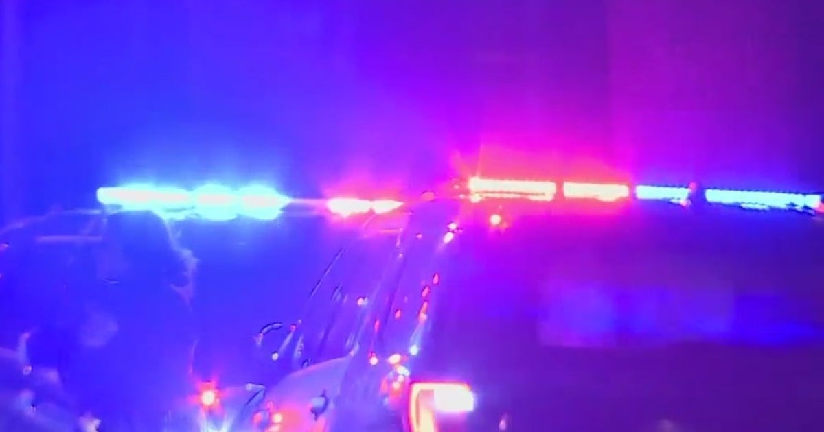 Milwaukee crash; car slams into tree, 3 hurt including 5-year-old