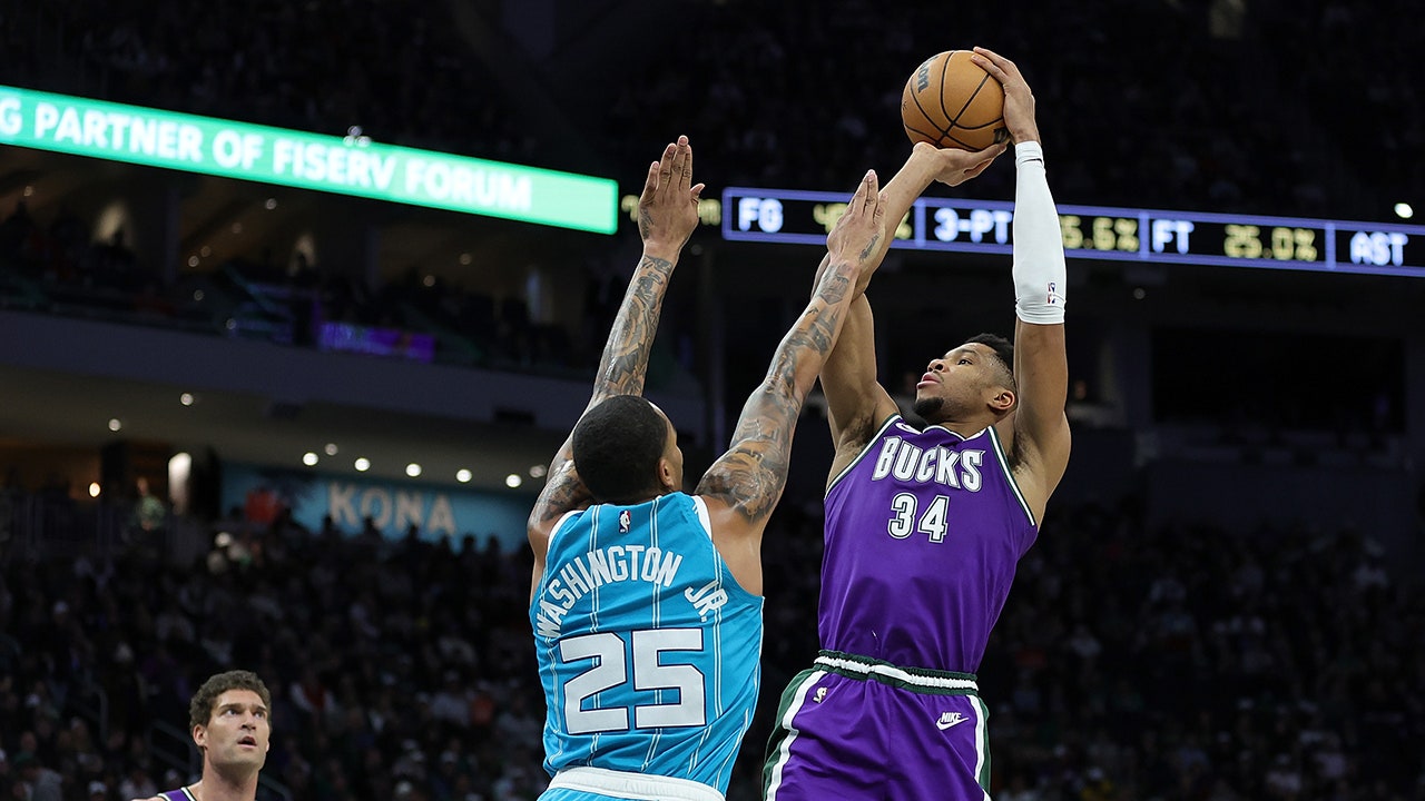 Hornets tie NBA mark with 51 first-quarter points, rout Bucks