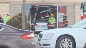 Car crashes into Hartford Papa Murphy's