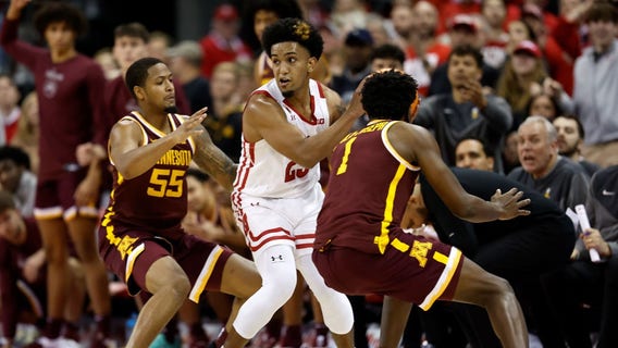No. 14 Wisconsin holds off late push by Minnesota, 63-60
