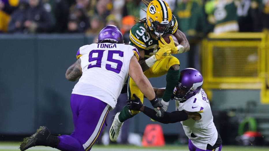 Packers rout Vikings 41-17, control playoff fate