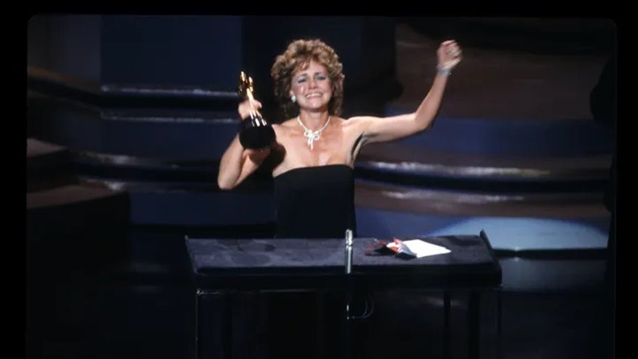 sally-field-oscar.jpg