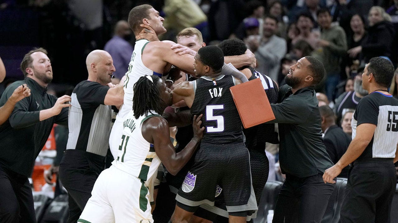 Bucks' Brook Lopez, Kings' Trey Lyles Get Into Wrestling Match At End ...