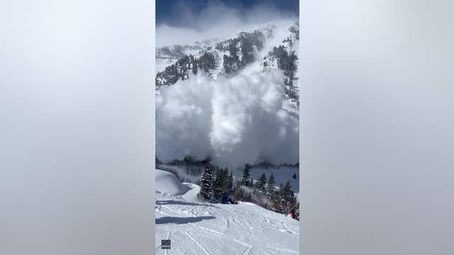 Avalanche creates snow cloud at Utah resort