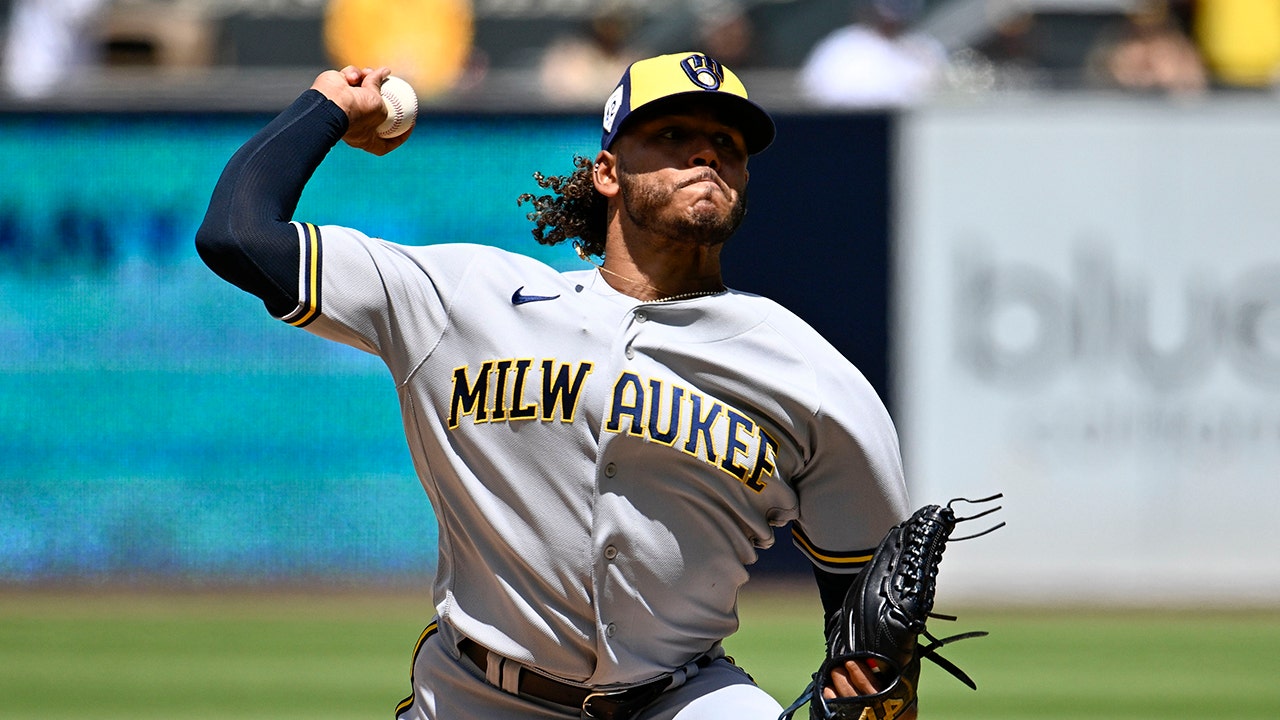 Brewers: Recharged Cronenworth powers Padres