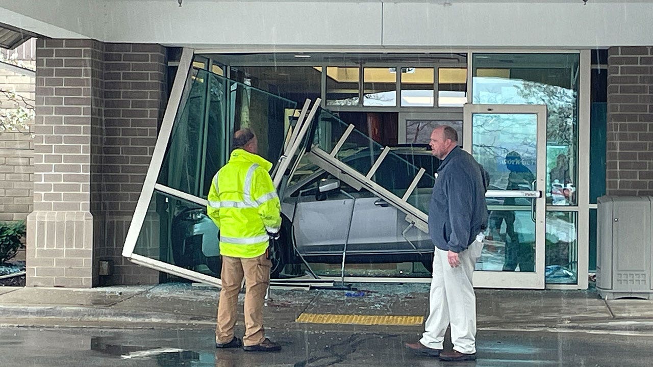 Car crashes into Mequon hospital entrance