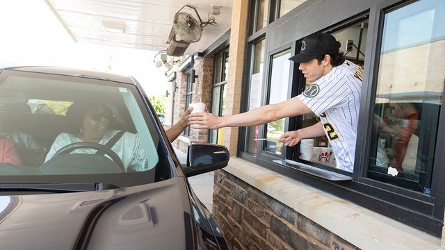 Yelich works Chick-fil-A drive-thru, surprises Pewaukee customers