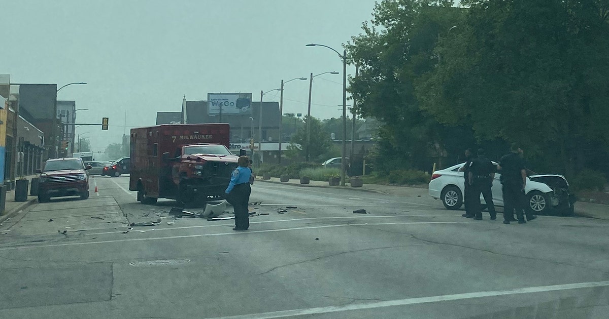 Milwaukee paramedic unit, car crash on city's north side | FOX6 Milwaukee