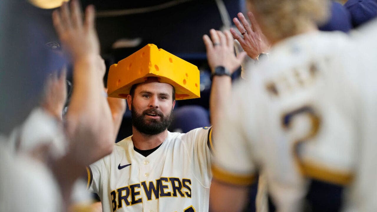 Milwaukee Brewers' Jesse Winker (33) his a RBI single during the