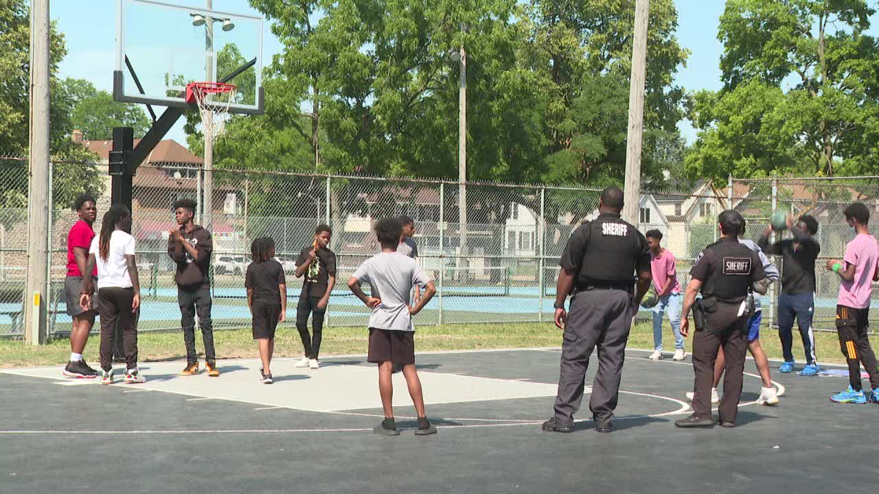 Milwaukee police, kids come together in Sherman Park: ‘Promote peace’