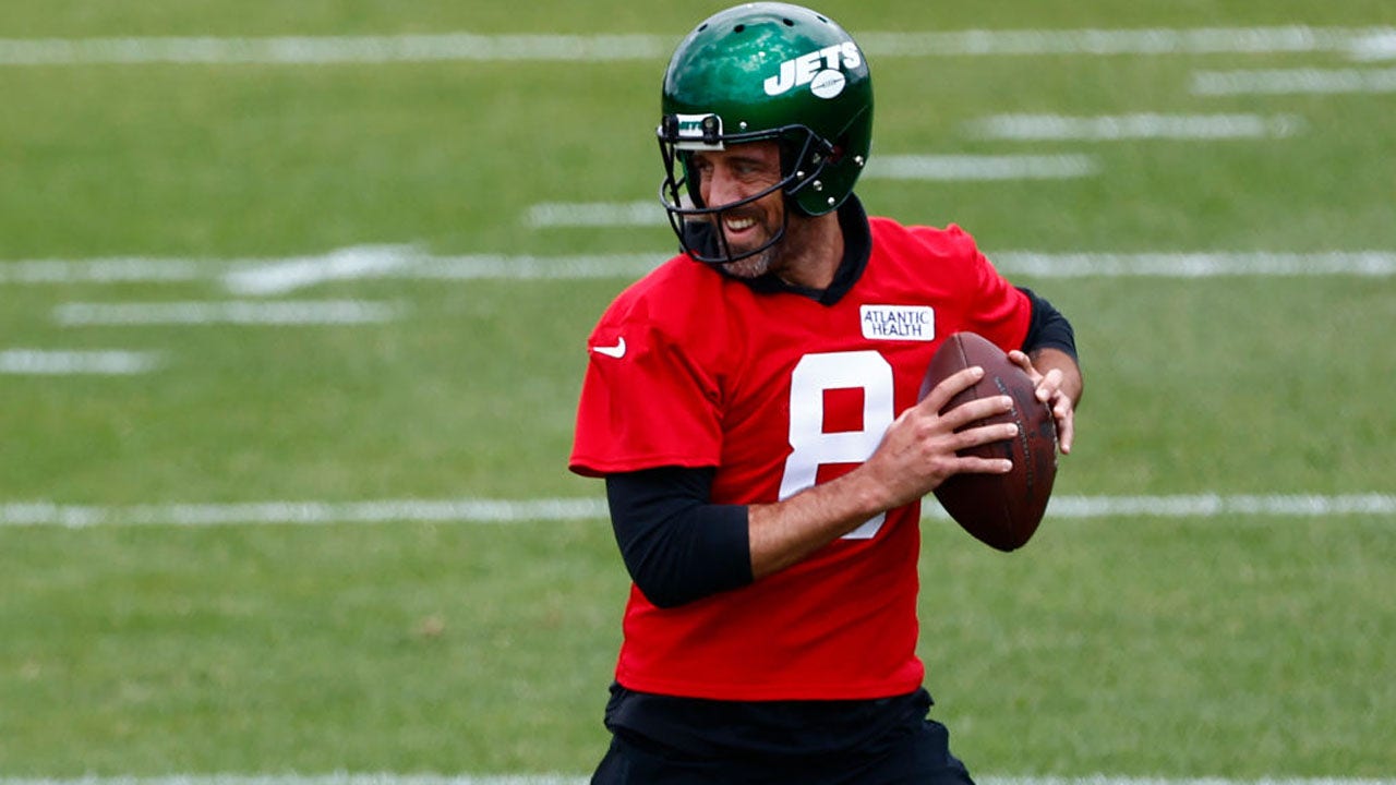 Aaron Rodgers has yet to face real hard knocks as Jets quarterback