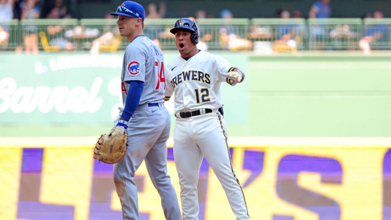 Christian Yelich of the Milwaukee Brewers singles during the seventh  News Photo - Getty Images