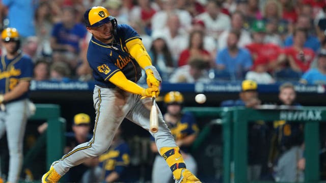 Brewers beat Phillies, Contreras hits 7th-inning double