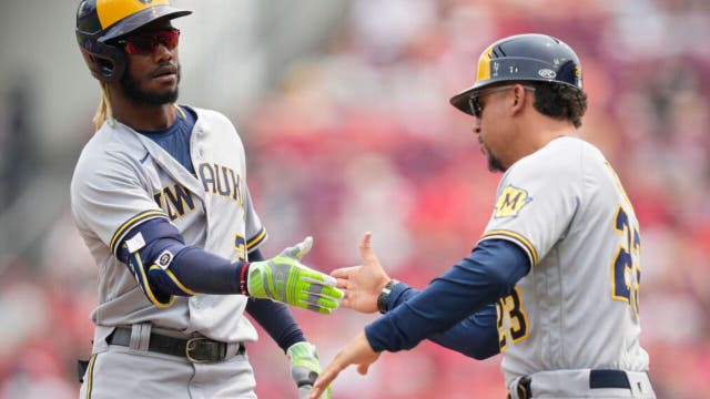 Brewers rally to beat Reds 4-3, open 2-game NL Central lead