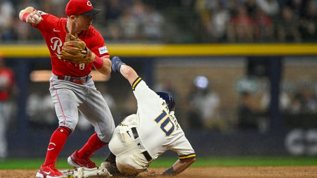 Brewers edged by Reds; NL Central lead just 1/2 game