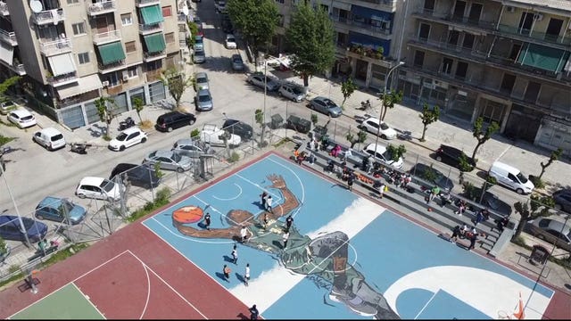 Giannis Antetokounmpo, brothers help lift families in Athens, Greece
