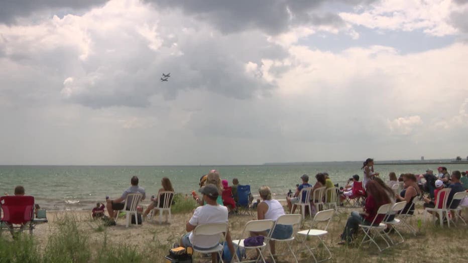 Milwaukee Air & Water Show Saturday wows lakefront crowd