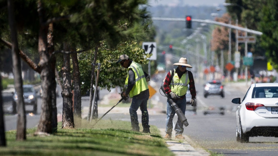 Workers-outdoors-in-hot-temperatures.jpg