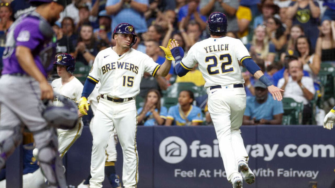 Christian Yelich of the Milwaukee Brewers singles during the seventh  News Photo - Getty Images